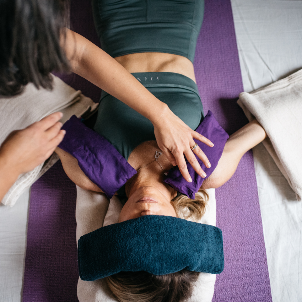 woman en posture de yoga restorative